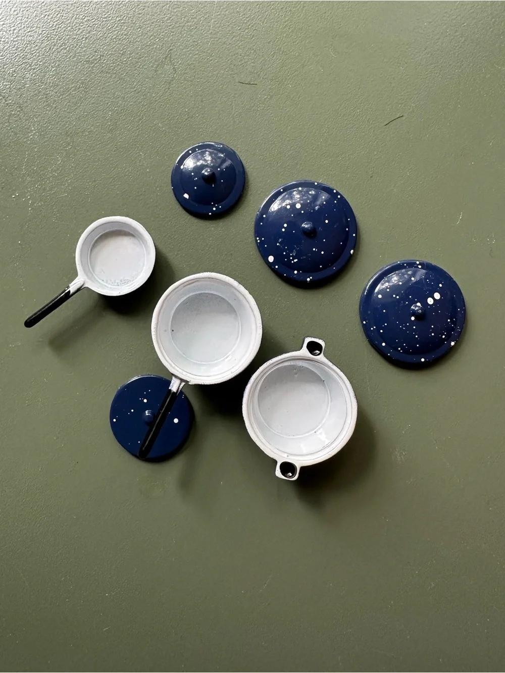 Tiny, enamel, pots with lids • metal